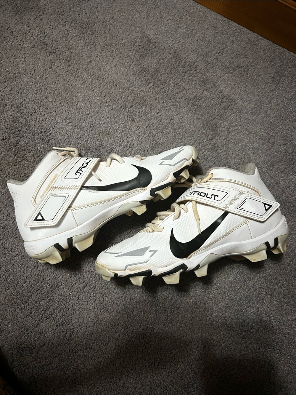 Men’s 8.5 Mike Trout baseball cleats